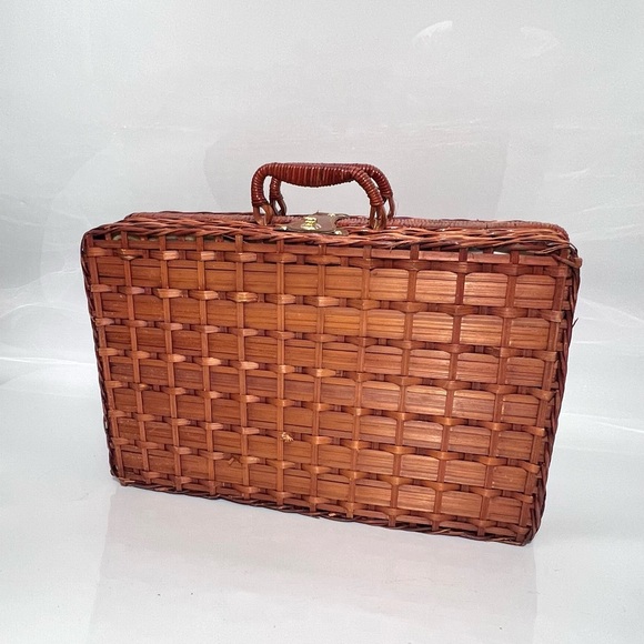 Vintage Linens and Things On the Beach Wicker Picnic Basket - Picture 2 of 16